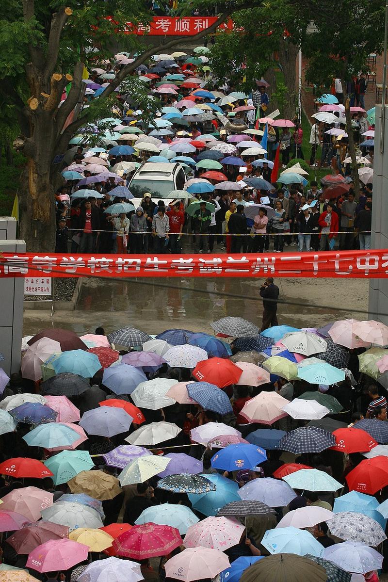 为何每年高考都下雨,为何每年高考都下雨人多呢