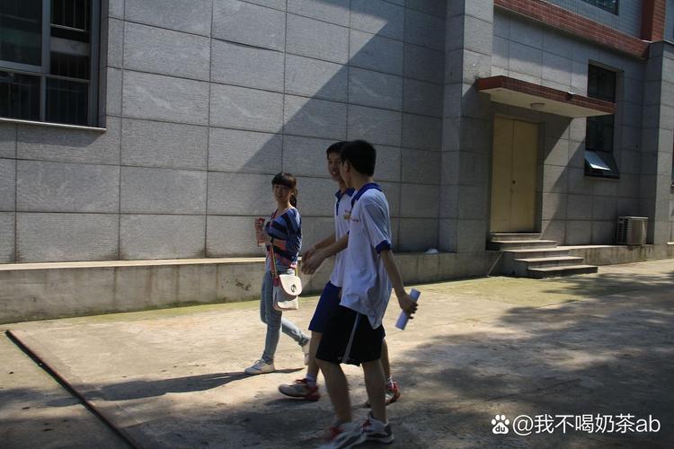 为看考生爬学校护栏,