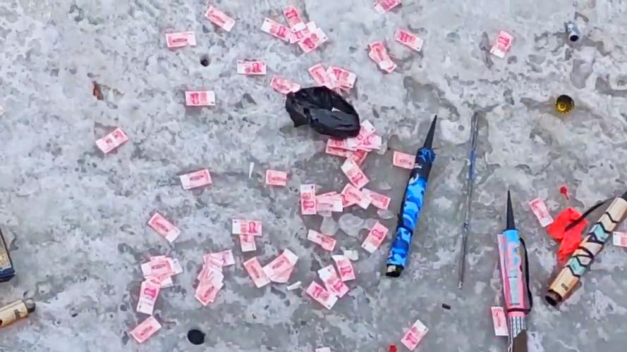 河道现大量成扎钞票,河道惊现大量现金
